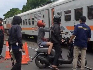 Nyaris Tertemper KA, Pengendara Arogan Bandung Diselamatkan Relawan