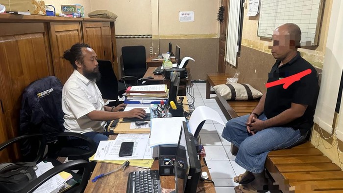 Sodik Rusdianto, pelaku pemukulan petugas PPS di TPS Ngawi saat diperiksa di kantor polisi