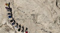 Paranthropus boisei, yang lebih jauh hubungannya dengan manusia modern dari keduanya, hidup sekitar 2,3 hingga 1,2 juta tahun yang lalu, dengan tinggi sekitar 4 kaki 6 inci (137 cm). Mereka memiliki tengkorak yang beradaptasi dengan otot pengunyah yang besar, termasuk jambul tengkorak seperti yang dimiliki gorila jantan, serta gigi geraham besar. Kaki mereka memiliki ciri-ciri seperti kera termasuk pada jempol kaki. (Louise N. Leakey, Turkana Basin Institute and Stony Brook University via REUTERS) 