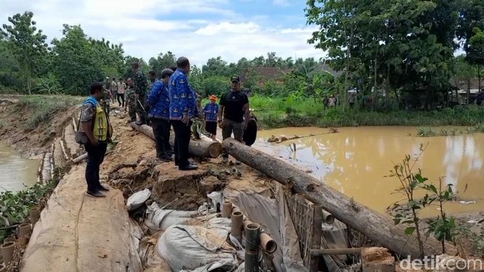 Penampakan tanggul jebol di Kali Godo yang picu banjir bandang di Tambakromo, Pati, Jumat (29/11/2024).