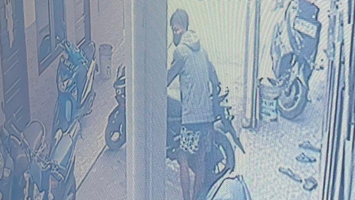 Aksi pencurian kendaraan bermotor (curanmor) terjadi di Palembang, Sumatera Selatan (Sumsel). Aksi pencurian tersebut tertangkap kamera CCTV.