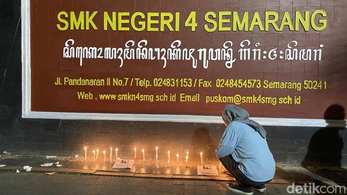 Aksi doa bersama oleh siswa dan alumni SMK se-Kota Semarang untuk korban penembakan, G, di SMKN 4 Semarang, Jumat (29/11/2024).