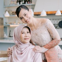 Kompak dengan sang bunda, Pevita tampil mengenakan busana berwarna salem. Kebaya berpotongan sabrina itu dipadukan dengan kain songket perpaduan warna coklat dan merah. Foto: Instagram/@pevpearce