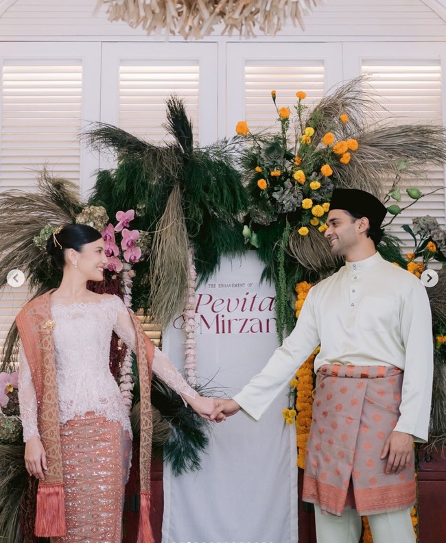 Pevita diketahui resmi dipersunting pengusaha asal Malaysia Mirzan Meer pada 20 Oktober lalu. Sebelumnya Pevita sendiri tak pernah mempublikasikan hubungannya dengan Mirzan Meer. Foto pertunangannya pun baru dibagikan setelah keduanya resmi menikah. Foto: Instagram/@pevpearce