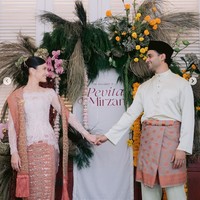 Pevita diketahui resmi dipersunting pengusaha asal Malaysia Mirzan Meer pada 20 Oktober lalu. Sebelumnya Pevita sendiri tak pernah mempublikasikan hubungannya dengan Mirzan Meer. Foto pertunangannya pun baru dibagikan setelah keduanya resmi menikah. Foto: Instagram/@pevpearce