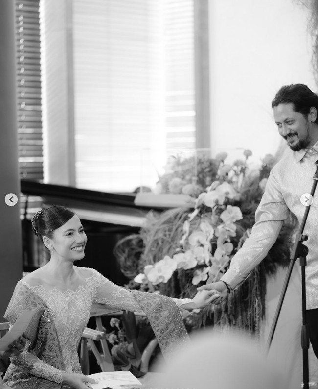 Di acara pertunangan tersebut terlihat kakak Pevita, Keenan, yang belum lama ini juga baru saja kembali menikah, turut hadir di acara penting adiknya tersebut.  Foto: Instagram/@pevpearce