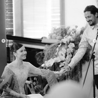 Di acara pertunangan tersebut terlihat kakak Pevita, Keenan, yang belum lama ini juga baru saja kembali menikah, turut hadir di acara penting adiknya tersebut.  Foto: Instagram/@pevpearce