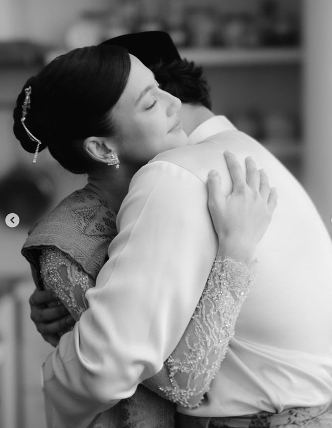 Dalam salah satu unggahan terlihat Pevita dan Mirzan Meer yang turut memamerkan kemesraan mereka. Keduanya tampak berpelukan di acara bahagia mereka. Foto: Instagram/@pevpearce