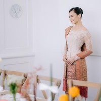 Kebaya lamaran yang dikenakan Pevita Pearce ini pun bisa ditiru. Pemain film Tenggelamnya Kapal Van Derwick ini memesona dalam balutan kebaya salem yang dipadukan dengan kain songket. Foto: Instagram @pevpearce