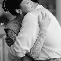 Dalam salah satu unggahan terlihat Pevita dan Mirzan Meer yang turut memamerkan kemesraan mereka. Keduanya tampak berpelukan di acara bahagia mereka. Foto: Instagram/@pevpearce