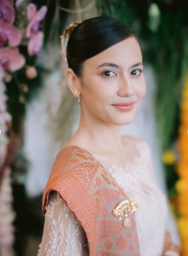 Pevita semakin cantik dengan riasan natural dan rambut sanggul klasik gaya sleek bun. Penampilannya juga terlihat simpel dengan sepasang anting emas. Foto: Instagram/@pevpearce