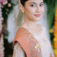 Pevita semakin cantik dengan riasan natural dan rambut sanggul klasik gaya sleek bun. Penampilannya juga terlihat simpel dengan sepasang anting emas. Foto: Instagram/@pevpearce