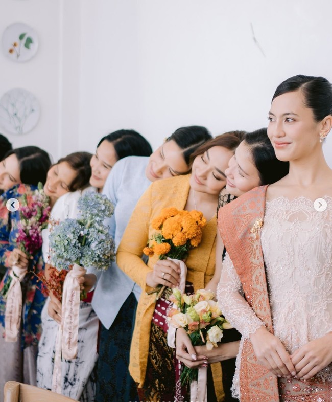 Potret Pevita bersama para bridesmaidnya. Tampil kompak, para bridesmaid tersebut juga mengenakan kebaya warna-warni sambil membawa hand bouquet. Foto: Instagram/@pevpearce
