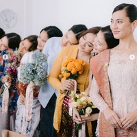 Potret Pevita bersama para bridesmaidnya. Tampil kompak, para bridesmaid tersebut juga mengenakan kebaya warna-warni sambil membawa hand bouquet. Foto: Instagram/@pevpearce