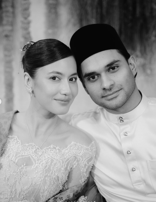 Pevita Pearce baru saja mengungkap foto pertunangannya dengan pria yang saat ini sudah resmi menjadi suaminya, Mirzan Meer. Melalui akun Instagram pribadinya, wanita 32 tahun itu membagikan foto-fotonya sekallgus menuliskan keterangan manis dalam unggahannya. The sweetest yes of my life, tulisnya. Foto: Instagram/@pevpearce