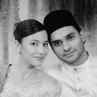 Pevita Pearce baru saja mengungkap foto pertunangannya dengan pria yang saat ini sudah resmi menjadi suaminya, Mirzan Meer. Melalui akun Instagram pribadinya, wanita 32 tahun itu membagikan foto-fotonya sekallgus menuliskan keterangan manis dalam unggahannya. The sweetest yes of my life, tulisnya. Foto: Instagram/@pevpearce