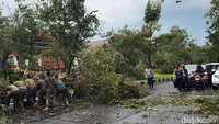Akibatnya sejumlah pohon tumbang hingga beberapa asbes dan kanopi beterbangan.