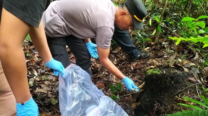 Polisi saat mengecek penemuan kerangka manusia. (Foto: Dok. Polres Toba).
