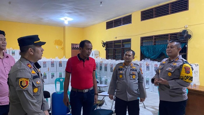 Polres Dumai pastikan Proses rekapitulasi penghitungan perolehan suara Pemilu 2024 tingkat PPK se-Kota Dumai berjalan aman. (dok. Polres Dumai)
