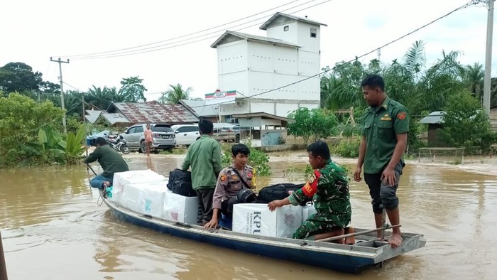 Polres Rohul-PPK Bawa Logistik Pilkada Pakai Perahu. (Istimewa)