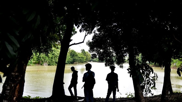 Anak-anak bermain di Situ Ciwaka, Pengampelan, Kota Serang, Banten, Kamis (28/11/2024). Situ Ciwaka seluas 40.000 meter persegi yang merupakan pemasok utama air irigasi di kawasan Kota Serang tersebut memiiki potensi wisata dengan keindahan alamnya tapi belum dikelola dengan baik, seperti infrastruktur penunjang yang belum memadai. ANTARA FOTO/Putra M. Akbar/gp/aww.