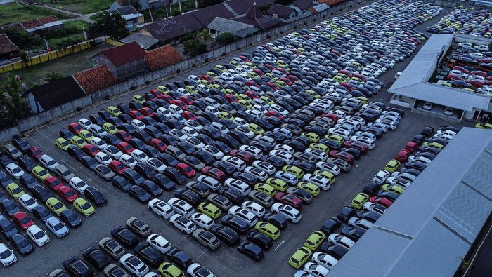 Foto udara sejumlah mobil terparkir di salah satu gudang distributor mobil baru di Kabupaten Kendal, Jawa Tengah, Jumat (29/11/2024). Berdasarkan data Gabungan Industri Kendaraan Bermotor Indonesia (Gaikindo) pada Oktober 2024 jumlah total penjualan mobil baru domestik secara wholesales tercatat sebanyak 77.191 unit atau naik sebesar 6,2 persen dibandingkan September 2024, sementara untuk penjualan ritel meningkat 1,5 persen atau bertambah 1.106 unit dibandingkan bulan sebelumnya tahun yang sama. ANTARA FOTO/Makna Zaezar/YU