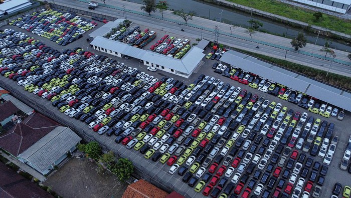 Foto udara sejumlah mobil terparkir di salah satu gudang distributor mobil baru di Kabupaten Kendal, Jawa Tengah, Jumat (29/11/2024). Berdasarkan data Gabungan Industri Kendaraan Bermotor Indonesia (Gaikindo) pada Oktober 2024 jumlah total penjualan mobil baru domestik secara wholesales tercatat sebanyak 77.191 unit atau naik sebesar 6,2 persen dibandingkan September 2024, sementara untuk penjualan ritel meningkat 1,5 persen atau bertambah 1.106 unit dibandingkan bulan sebelumnya tahun yang sama. ANTARA FOTO/Makna Zaezar/YU