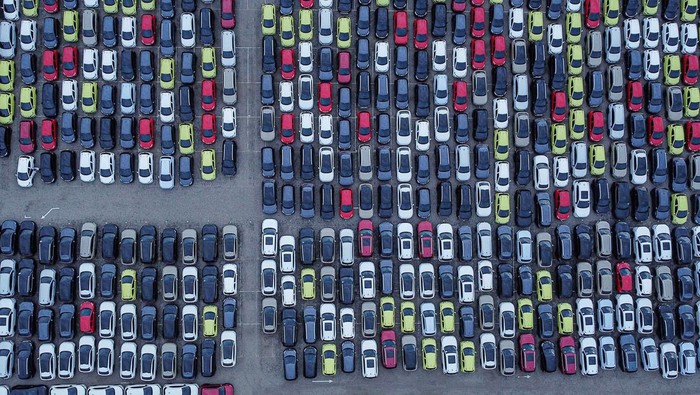 Foto udara sejumlah mobil terparkir di salah satu gudang distributor mobil baru di Kabupaten Kendal, Jawa Tengah, Jumat (29/11/2024). Berdasarkan data Gabungan Industri Kendaraan Bermotor Indonesia (Gaikindo) pada Oktober 2024 jumlah total penjualan mobil baru domestik secara wholesales tercatat sebanyak 77.191 unit atau naik sebesar 6,2 persen dibandingkan September 2024, sementara untuk penjualan ritel meningkat 1,5 persen atau bertambah 1.106 unit dibandingkan bulan sebelumnya tahun yang sama. ANTARA FOTO/Makna Zaezar/YU