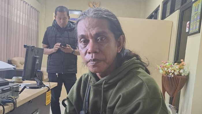 Pria berinisial SY (47) yang mengamuk di depan rumah bupati Soppeng resmi jadi tersangka.