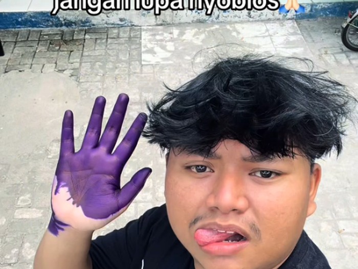 Pria ini cuci tangan pakai tinta usai nyoblos, mendadak jadi atensi warganet di TikTok.
