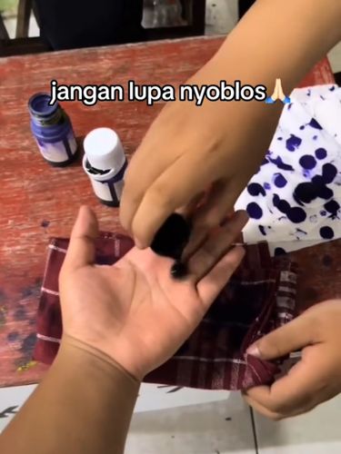 Pria ini cuci tangan pakai tinta usai nyoblos, mendadak jadi atensi warganet di TikTok.