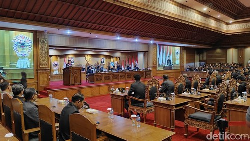 Rapat paripurna DPRD Badung terkait pengambilan keputusan Raperda APBD Badung 2025 di gedung DPRD Badung, Jumat (29/11/2024). (Foto: Agus Eka/detikBali)