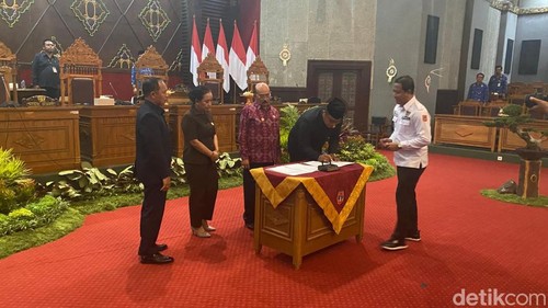 Rapat Paripurna DPRD Karangasem terkait pengesahan tiga ranperda menjadi perda, Jumat (29/11/2024). (Foto: I Wayan Selamat Juniasa/detikBali)