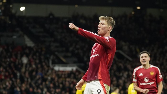 Manchester Uniteds Rasmus Hojlund celebrates after scoring his sides second goal during the Europa League opening phase soccer match between Manchester United and Bodo Glimt, at the Old Trafford stadium in Manchester, England, Thursday, Nov. 28, 2024. (AP Photo/Dave Thompson)