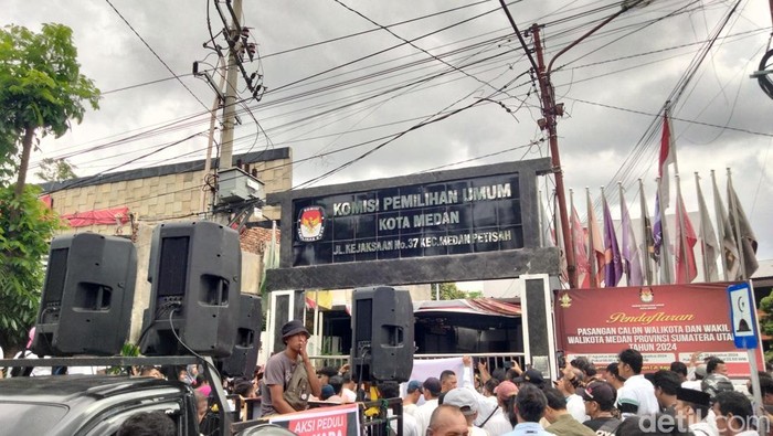 Ratusan orang menggelar aksi unjuk rasa di depan Kantor KPU Kota Medan menuntut pemungutan suara ulang. (M Hasbi Fauzi/detikSumut)