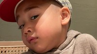 Tentu dong anak kedua pasangan Raffi Ahmad dan Nagita Slavina ini mendapatkan banyak hadiah. Foto: instagram Sus Rini (pengasuh Rayyanza)