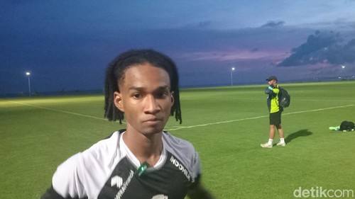 Ronaldo Kwateh usai menjalani latihan Timnas Indonesia U-22 di Bali United Training Center (BUTC), Jumat (29/11/2024). (Aryo Mahendro/detikBali)