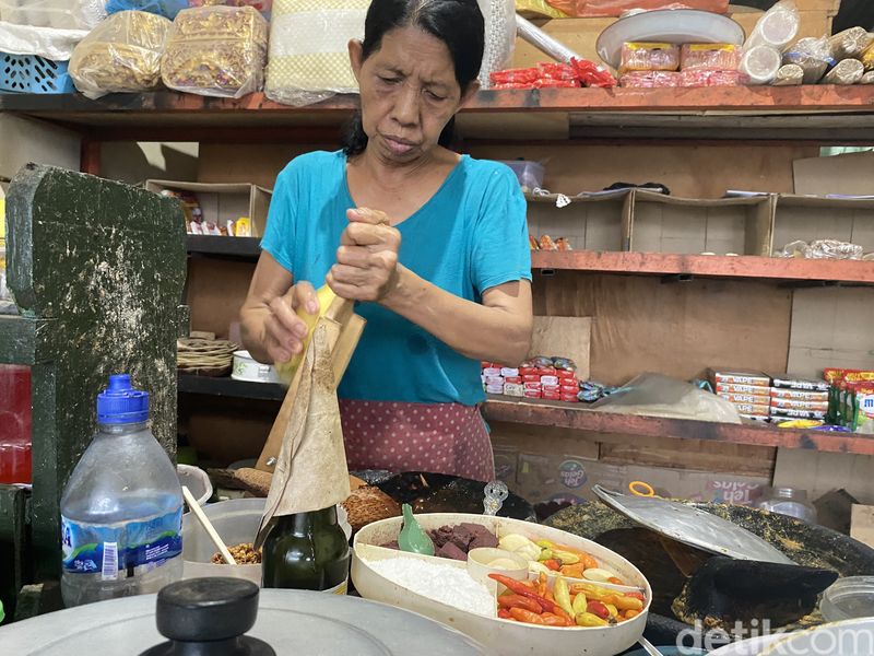 Rujak Gobed in Pemaron, Singaraja. (Ni Komang Nartini)