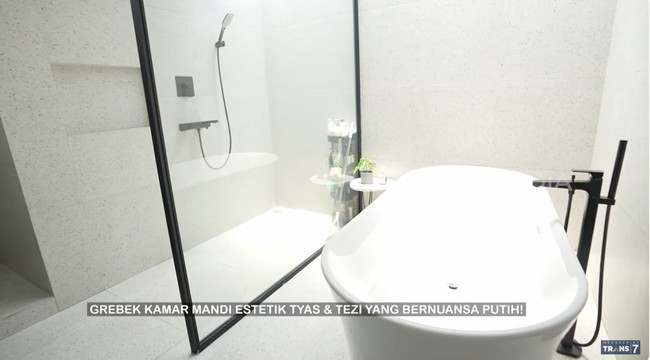 Kamar mandi tak kalah mewah. Bahkan terdapat bathtub seharga Rp 60 juta. (Foto: YouTube/Trans7 Official)