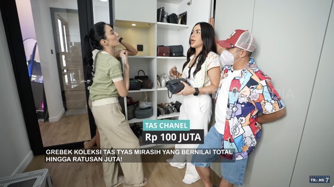 Di sinilah, Tyas menyimpan koleksi tas mahalnya. Ada juga koleksi punya mamahku, kata Tyas saat muncul di program FYP Trans7. (Foto: YouTube/Trans7 Official)