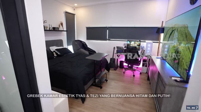 Kamar Tyas dan Tezi lebih bernuansa monokrom. Salah satu sudut didedikasikan untuk Tezi yang hobi main online-game. (Foto: YouTube/Trans7 Official)
