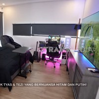 Kamar Tyas dan Tezi lebih bernuansa monokrom. Salah satu sudut didedikasikan untuk Tezi yang hobi main online-game. (Foto: YouTube/Trans7 Official)