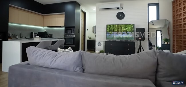 Berdiri di atas lahan seluas 110 meter persegi, rumah Tyas dan Tezi hadir dalam desain minimalis-industrial yang minimalis. Kombinasi warna hitam, putih, dan terracota mendominasi sehingga menciptakan kontras yang menarik. (Foto: YouTube/Trans7 Official)