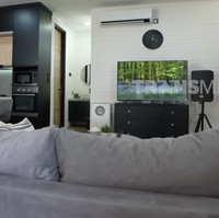 Berdiri di atas lahan seluas 110 meter persegi, rumah Tyas dan Tezi hadir dalam desain minimalis-industrial yang minimalis. Kombinasi warna hitam, putih, dan terracota mendominasi sehingga menciptakan kontras yang menarik. (Foto: YouTube/Trans7 Official)