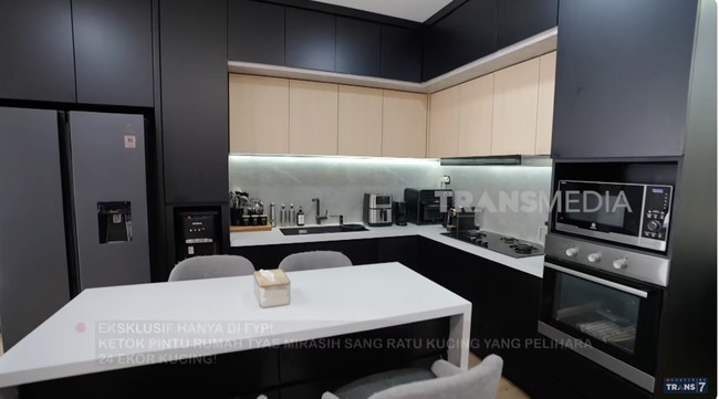 Untuk dapur, hitam menjadi warna utama. Meski Tyas tidak suka memasak, dapur yang dilengkapi fitur tetap menjadi spot favorit pemain serial Love Daddy itu. (Foto: YouTube/Trans7 Official)
