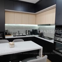 Untuk dapur, hitam menjadi warna utama. Meski Tyas tidak suka memasak, dapur yang dilengkapi fitur tetap menjadi spot favorit pemain serial Love Daddy itu. (Foto: YouTube/Trans7 Official)