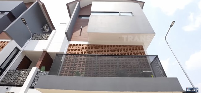 Inilah penampakan rumah Tyas Mirasih dan Tengku Tezi. Dari luar, rumah pasangan ini terlihat sama seperti tetangganya karena berada di sebuah cluster. Namun, bagian dalamnya disesuaikan dengan karakter penghuni. (Foto: YouTube/Trans7 Official)