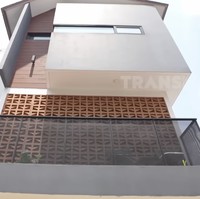 Inilah penampakan rumah Tyas Mirasih dan Tengku Tezi. Dari luar, rumah pasangan ini terlihat sama seperti tetangganya karena berada di sebuah cluster. Namun, bagian dalamnya disesuaikan dengan karakter penghuni. (Foto: YouTube/Trans7 Official)