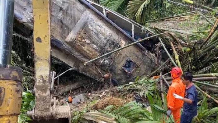 8 Mobil Tertimpa Longsor di Sibolangit, Bus Pariwisata Masuk Jurang