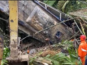 8 Mobil Tertimpa Longsor di Sibolangit, Bus Pariwisata Masuk Jurang